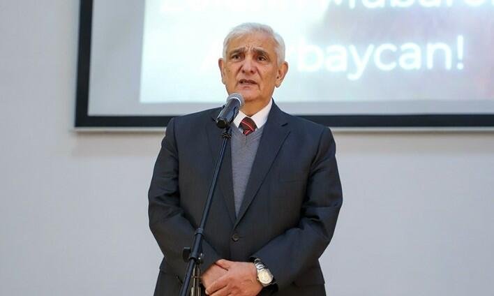 “Vətən müharibəsi tarixi. Şəxsiyyət faktoru” fransız dilində